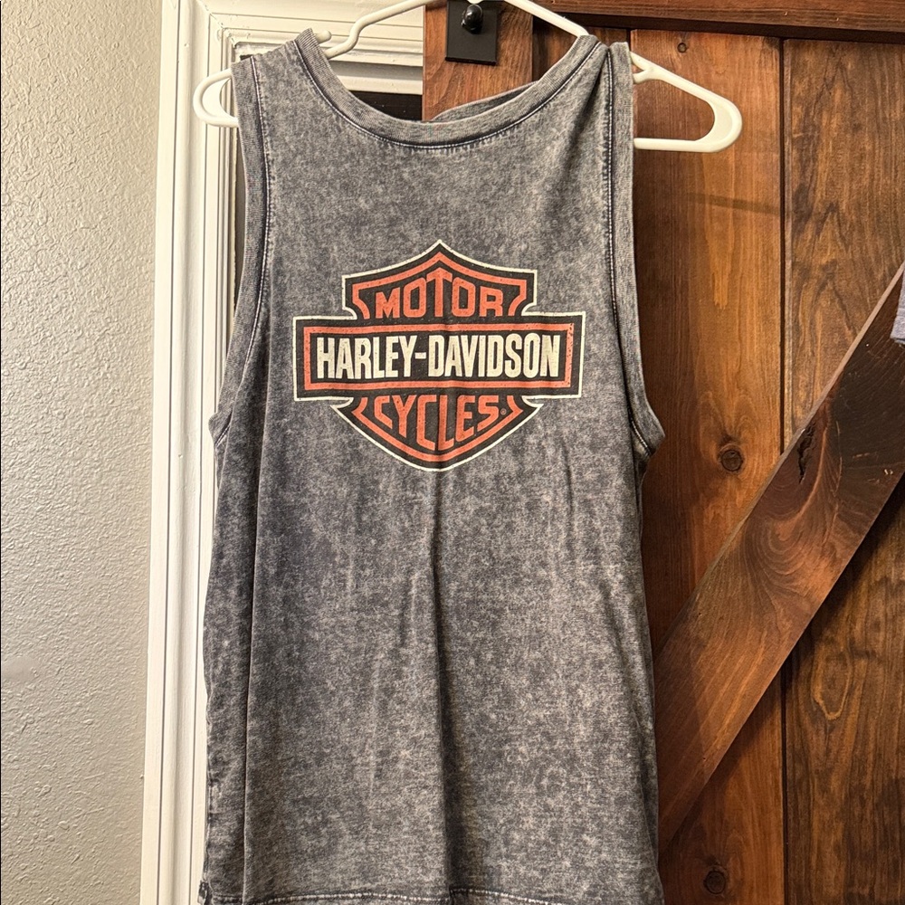 Harley-Davidson Black and Orange Logo Tank Top
Muscle tee